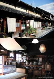 写真-15 奈良県大宇陀郡大宇陀 長屋を改築したCafeの事例 (上：外観　下：内部の様子)