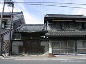 写真-7 村田独特の街並みを作り出す、重厚な店蔵と南側にある立派な表門 