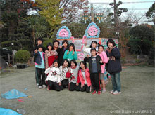 Fig-10　制作指導を行った学生と太山寺小学校の児童たち
