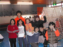 Fig-11　制作指導を行った学生と小寺小学校の児童たち