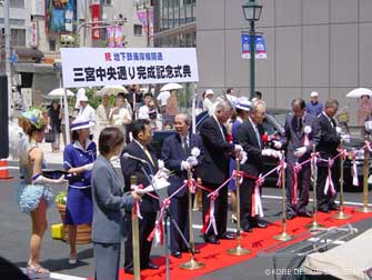 図14.三宮中央通り完成式典の様子(写真:齊木研究室、2001年7月)