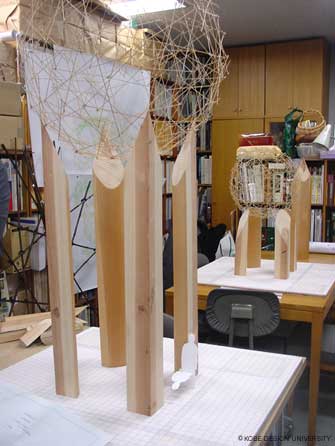 図18.モニュメント「出会いの門」の模型  (写真:齊木、2002年12月)