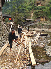 写真13 4) 川辺での木材加工(写真：齊木研究室　2005年9月)