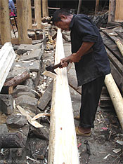 写真14 5) 建設現場での木材(写真：齊木研究室　2005年9月)