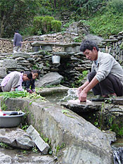 写真29 水場(野菜洗い・洗濯)(写真：齊木研究室　2005年9月)