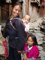 写真2 トン族の人々(写真：齊木研究室　2005年9月)