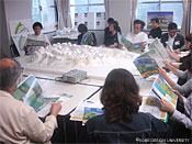 図1-3-4　建築ネットワークミーティングの風景(写真：齊木研究室、2005.10)