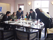 図1-3-2　運営協定委員会のミーティングの風景(写真：齊木研究室　2006.1)