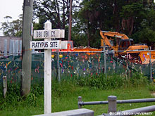 (35)建設現場のすぐ脇にあるPLATYPUS(カモノハシ)SITEの標識