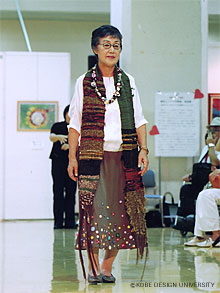 写真9　障害者施設で制作されたさおり織のストールを使った衣服
