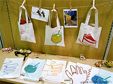 写真16　子供たちが描いた絵をモチーフにしたインテリア雑貨