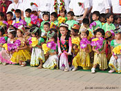 図6-13　儀式用の民族衣装を着た少女たち(カジュガル)