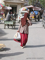 図6-20　チャドルをかぶったカジュガルの女性(1)