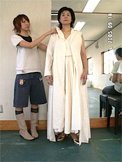 写真15 トワル組み仮縫い　王妃　(みすまる保育園)
