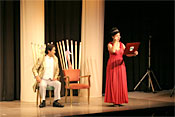 写真36　王と王妃　(ピフレホールステージ)