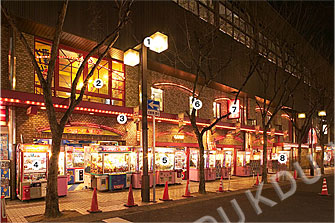 図3-2　調査地区の夜間景観写真と輝度測定ポイント(三宮駅北側)　三宮駅北側地区B