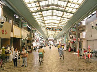 写真3　六間道商店街のアーケード