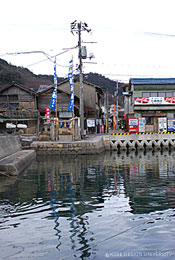 写真3　走島・海に面した祠(写真:齊木崇人、2006.2)