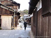 写真6　本島・笠島集落のまちなみ(写真:宮代隆司、2006.2)