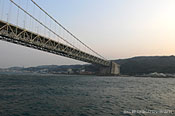 写真13　明石海峡大橋と淡路島(写真:齊木崇人、2006.3)