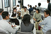 図2-2-1 コミュニティワークショップの風景(写真:橋本、2006)