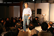 写真34　「播州織ファッションショー」、モデルは來住壽一西脇市長