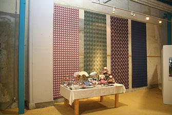 写真4　播州織と播州織を用いた各種縫製品の展示