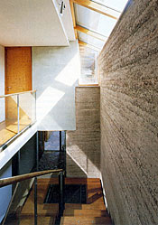 写真2　現代住宅における版築壁の実例。版築壁は日中の室温を蓄え、夜間に放出する。(ウィーン)