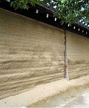 写真3　版築で造られた西宮神社の塀。阪神大震災により一部が崩壊、その後修復された。(撮影:畑中)