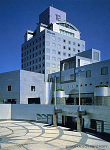 図10)　「つくばセンタービル」磯崎新、1983