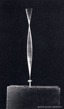 図15)"Kinetic Construction (Standing Wave)"Naum Gabo,1920