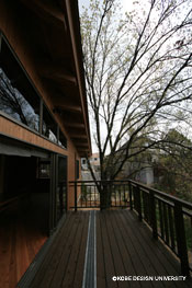 図1-1-3　K邸。内部と斜面緑地をつなぐテラス(写真:鎌田、2008)