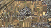 図7-2　奈良県大和郡山市稗田の環濠集落(写真：google earth)