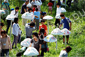 写真3　学生と子供の作業風景