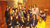 写真74　本学プロジェクトチーム(兵庫県立芸術文化センターエントランス)