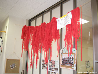 図18　洗濯され干されている赤い毛糸