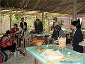 写真6　泰雅族の織物技法のレクチャーを受けるメンバーたち(石壁染織工芸園区)