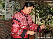 写真7　泰雅族の衣装を纏い染織技法の解説を行う林淑莉氏(石壁染織工芸園区)