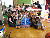 図2-3　PETボトルのオブジェ完成「クジラ」。制作指導学生と小学生たち。