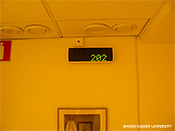 図4　廊下に設置されたアラームシステムの表示器